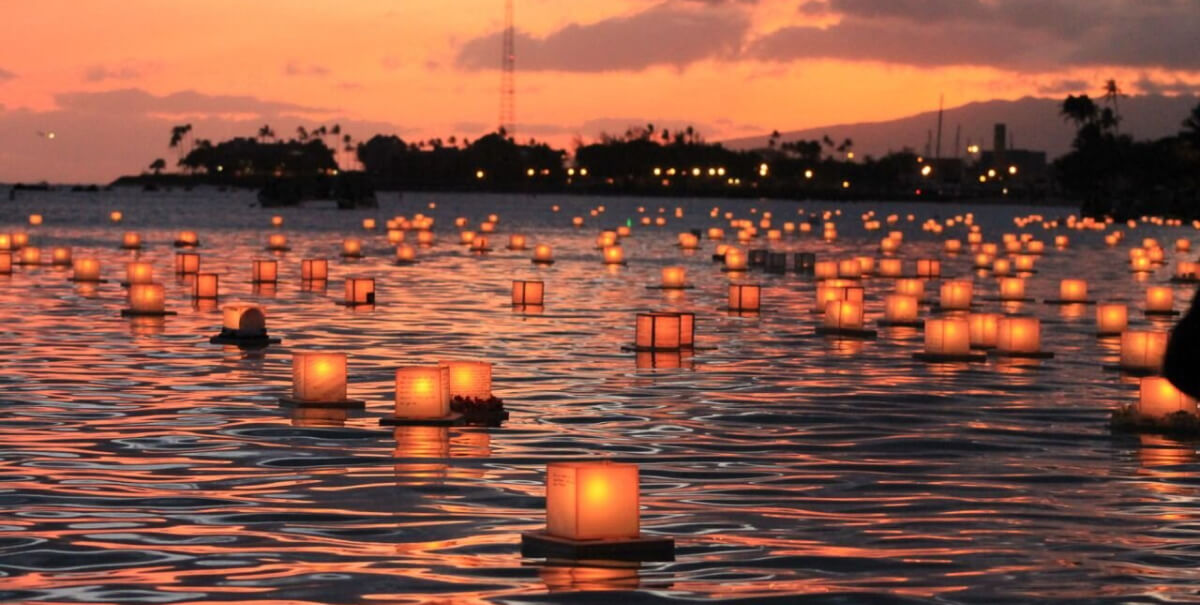 Nghi thức thả đèn trên sông vào dịp Lễ Obon